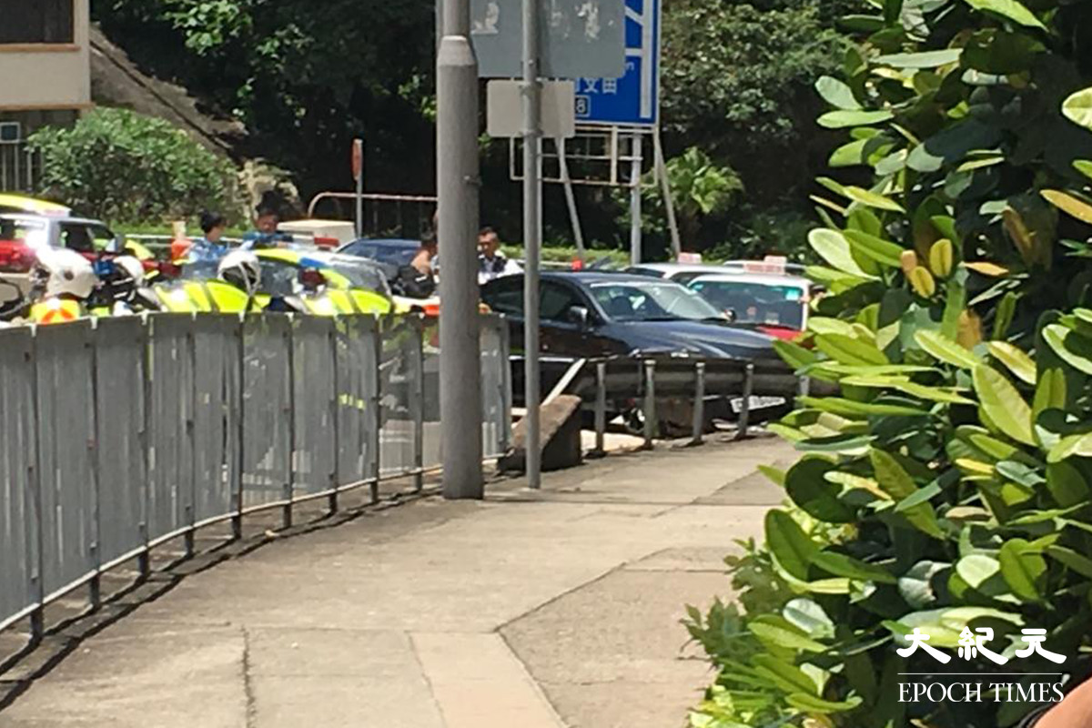 一輛懷疑「影子車」今日（10日）被警方開槍截停，期間撞到路邊鐵欄。（劉港業／大紀元）