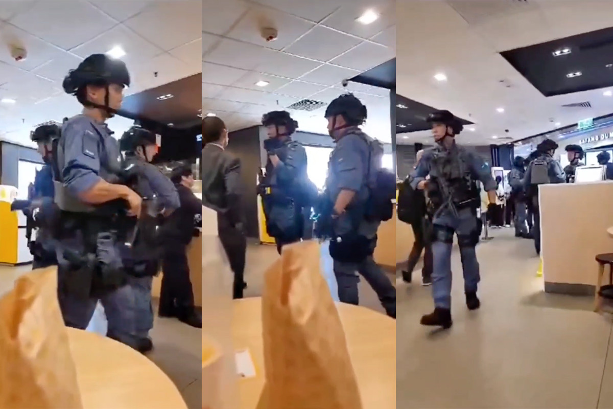 多名警員持槍進入MegaBox一間快餐店。（網上影片截圖）