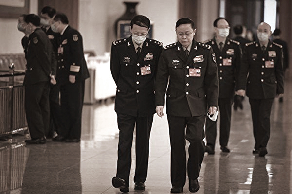 劉亞洲是中共軍中太子黨，近日傳出遭當局秘密處理的消息。圖為2023年3月11日，中共軍方代表出席兩會。（Greg Baker / AFP）