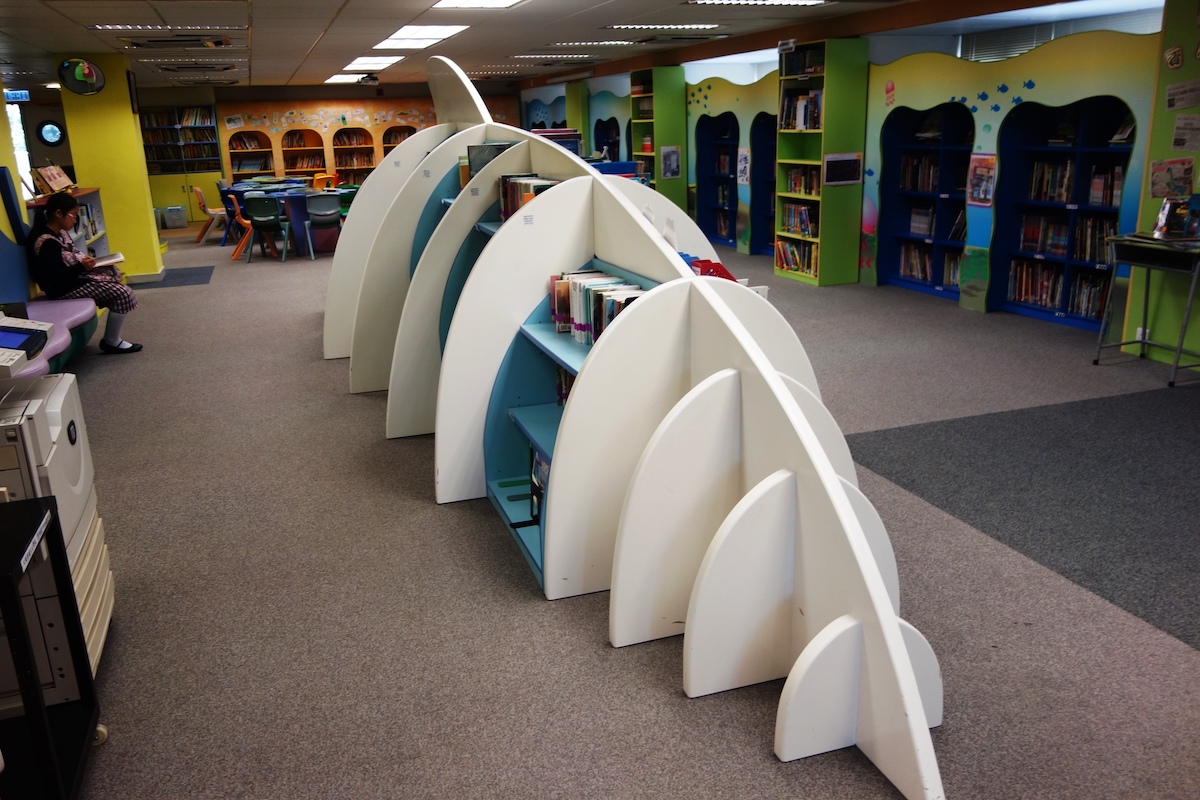 學校圖書館以海洋作整體設計，中間書架以魚作設計。攝於2014年。（鄺嘉仕提供）