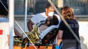 歐洲偷渡船超載傾覆 79死數百人失蹤