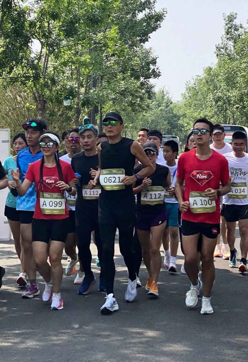 發哥與100對父子父女及電影主創團隊同行跑步5公里。（電影公司提供）