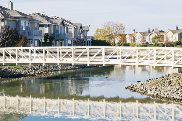 紅木海岸的社區內有湖泊、水道環繞，有小橋作為通道。（Shutterstock）