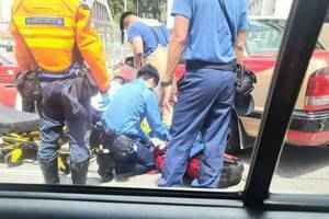 大窩口電單車與的士相撞 鐵騎士倒地腳傷