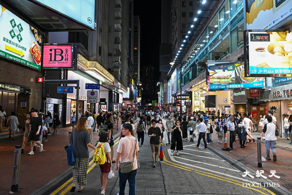 香港昨天（30日）公布零售銷售數據，10月份錄得的總值為338億港元，按年上升5.6%。（宋碧龍／大紀元）