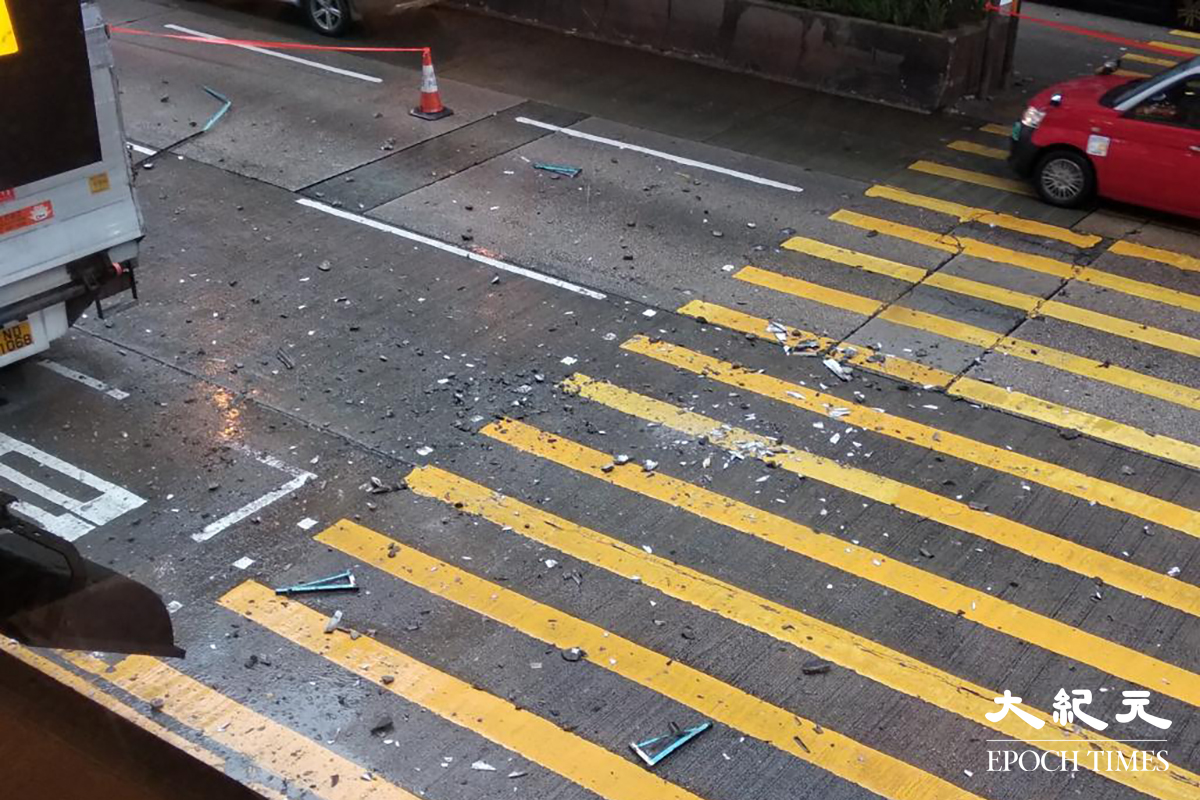 現場地上留有大批石屎碎片，部分如拳頭般大。（劉港業／大紀元）