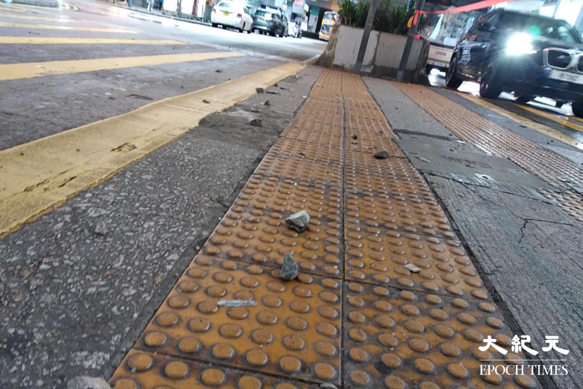 現場地上留有大批石屎碎片，部分如拳頭般大。（劉港業／大紀元）