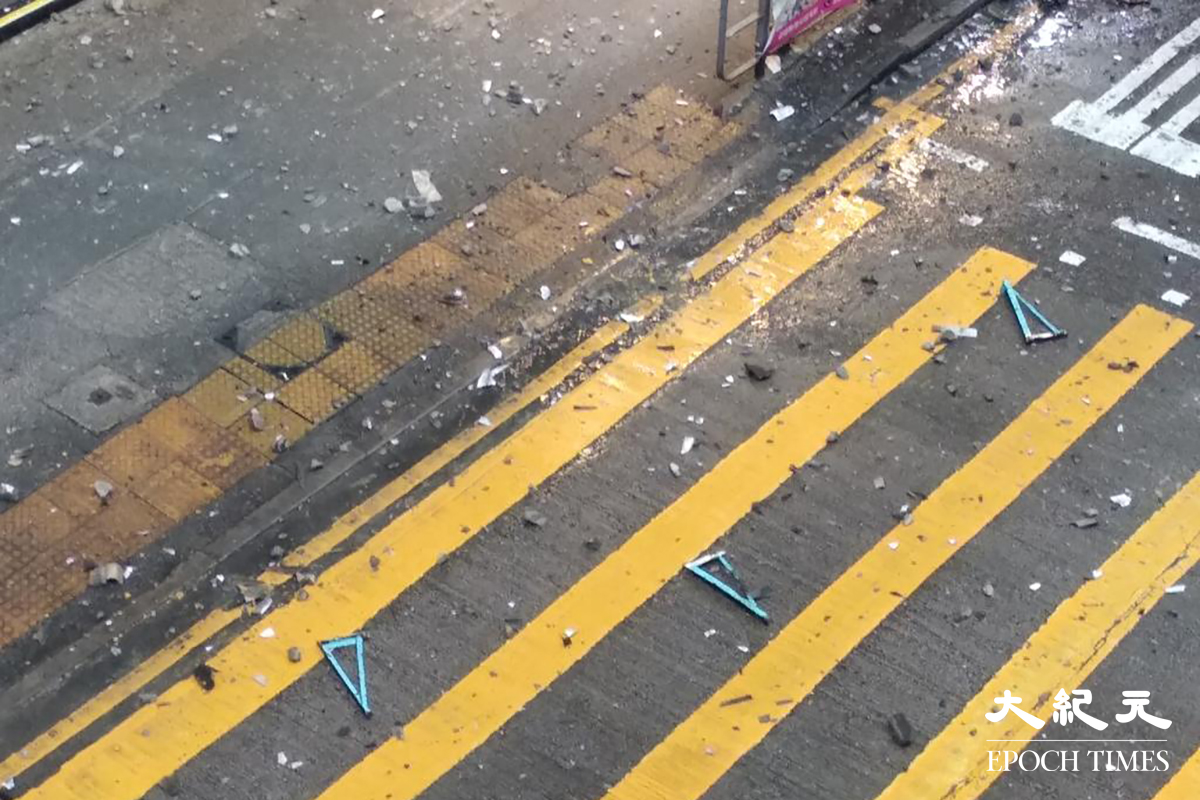 現場地上留有大批石屎碎片，部分如拳頭般大。（劉港業／大紀元）