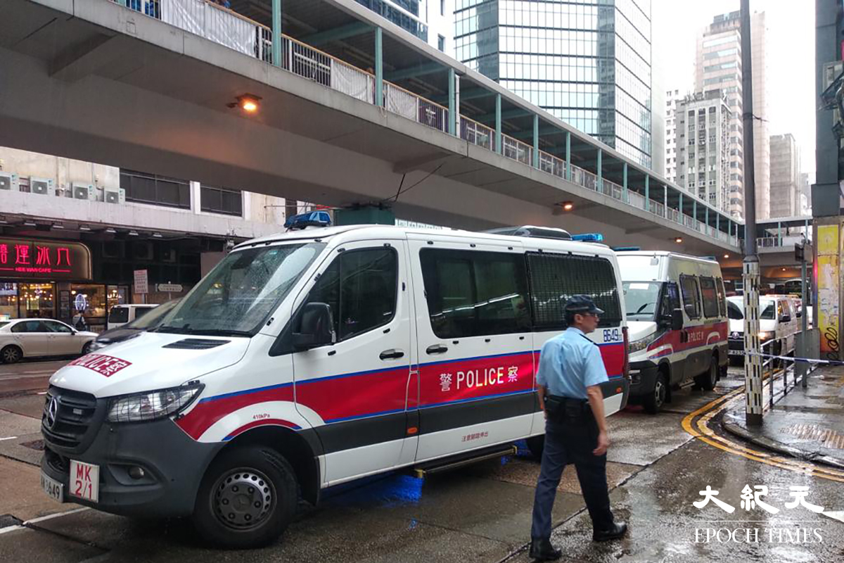 警方封鎖現場並進入涉事大廈調查。（劉港業／大紀元）
