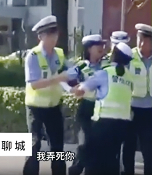 山東女輔警當街辱罵市民「我弄死你」 引熱議