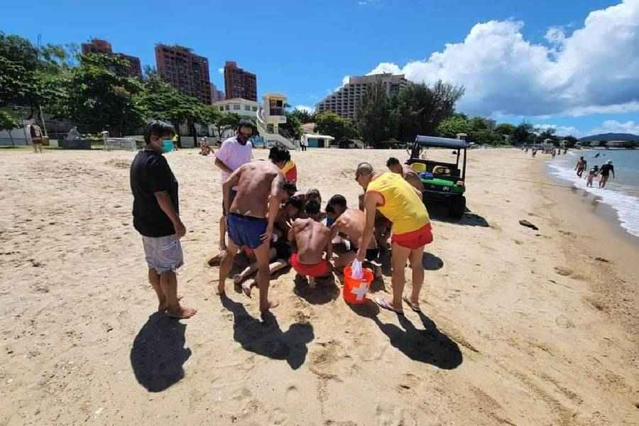 新咖啡灣七旬翁遇溺昏迷 被黃金泳灘救生員發現獲救