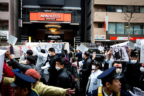 2月5日，約百名在日華人在東京繁華街區的新宿，舉行了抗議APA酒店老闆在酒店擺放否定南京大屠殺歷史在客房的遊行。（Getty Images）