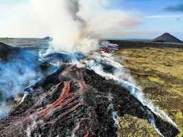 冰島火山兩年來第三度冒岩漿 大量煙霧從地面升起