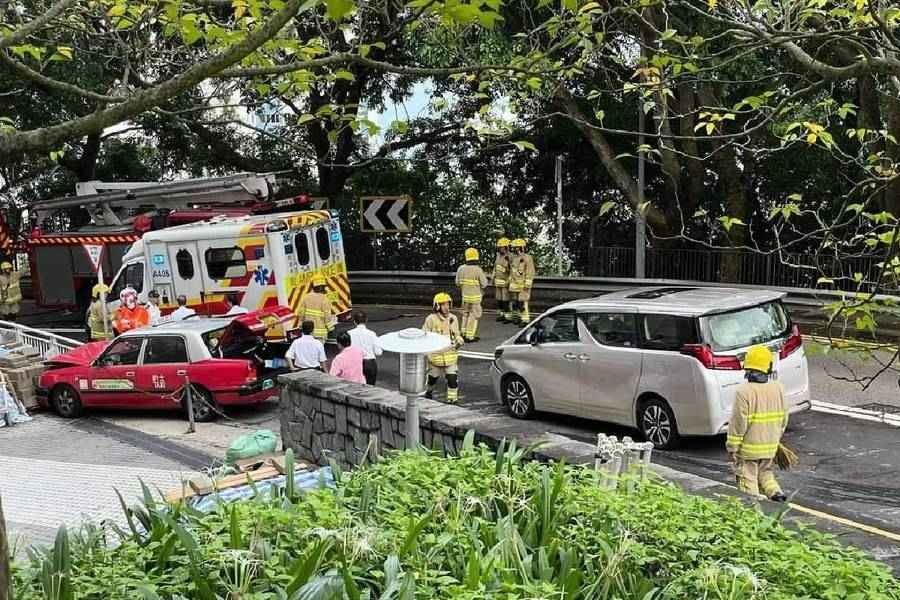 交通意外｜薄扶林七人車撞的士 司機乘客受傷送院