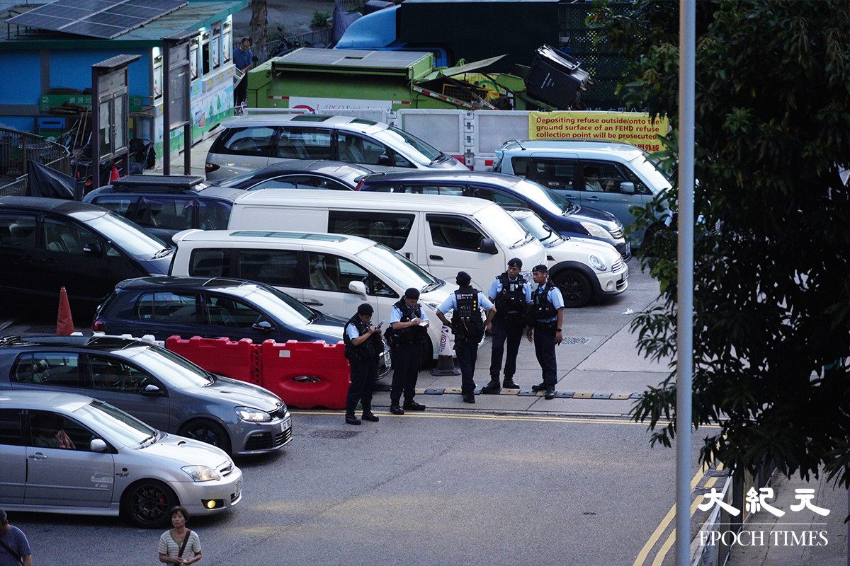 7 21｜市民元朗站攜堅持到底橫額被警帶走｜大紀元時報 香港｜獨立敢言的良心媒體