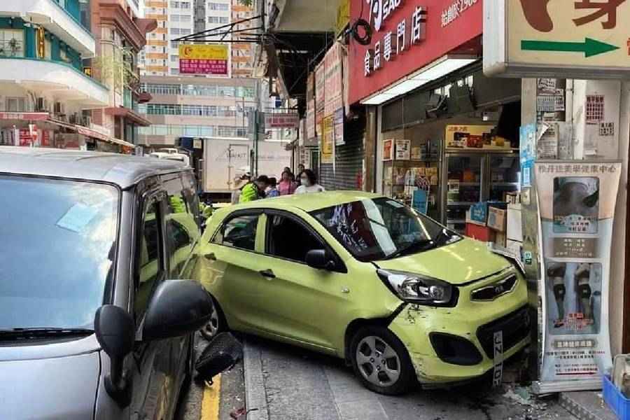 元朗私家車失事衝入舖 七旬司機：暈一暈（有片）