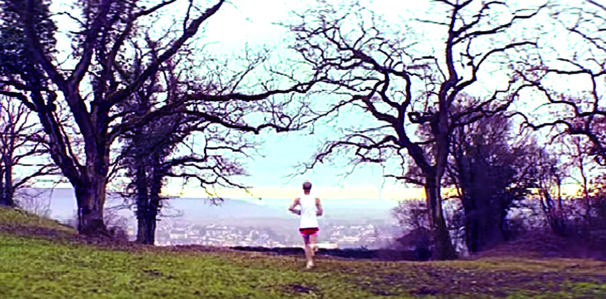 一位退休慢跑選手想要在自由的空氣中再次奔跑。（影片截圖）