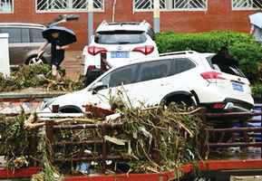 北京暴雨沖走大量汽車 房山區80人被困