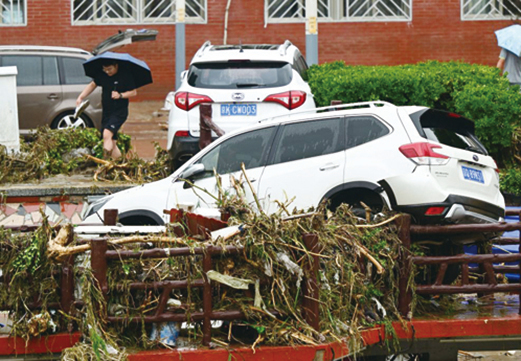 北京暴雨沖走大量汽車 房山區80人被困