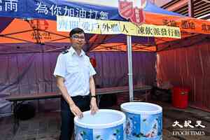 酷熱天氣下救世軍向工友派凍飲