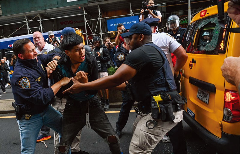 8月4日，凱塞納特（Kai Cenat）舉辦贈品領取活動，數千人聚集在紐約市聯合廣場（Union Square）領取贈品，導致數十人被捕，數名警察受傷。（Alexi J. Rosenfeld/Getty Images）