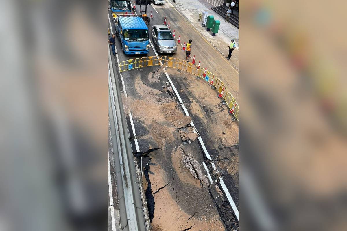 涉事路段一條行車線路面下陷，受影響範圍約50米。（香港突發事故報料區新版）