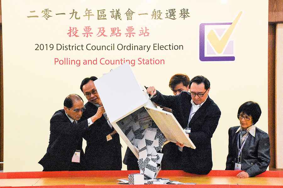 中共閹割香港區議會選舉 選民人數節節下跌 青年選民三年間減少四分一