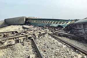 巴基斯坦火車脫軌 至少30死100傷