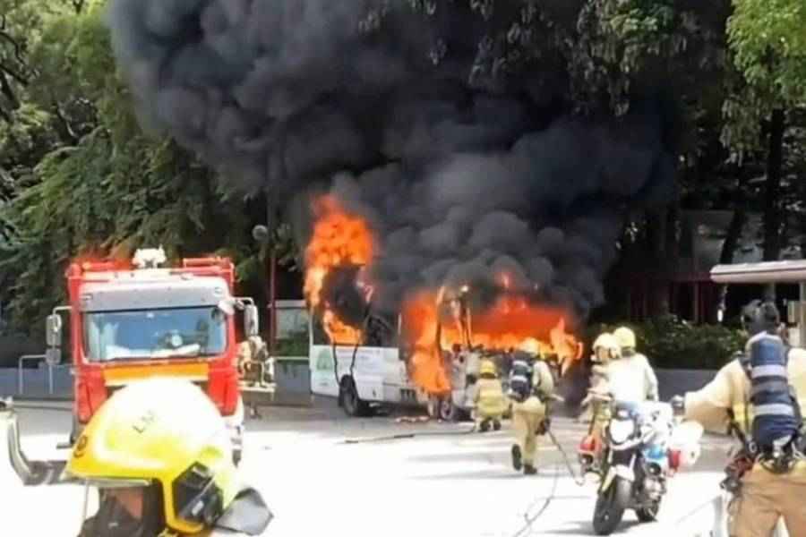 【有片】荃灣小巴自焚 司機及時疏散乘客