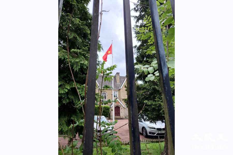 中共駐曼徹斯特總領事館五星旗倒掛