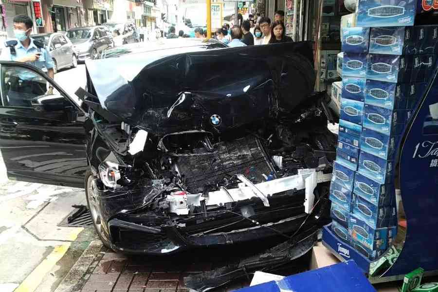 大埔私家車失控撞藥房 三人傷送院治理