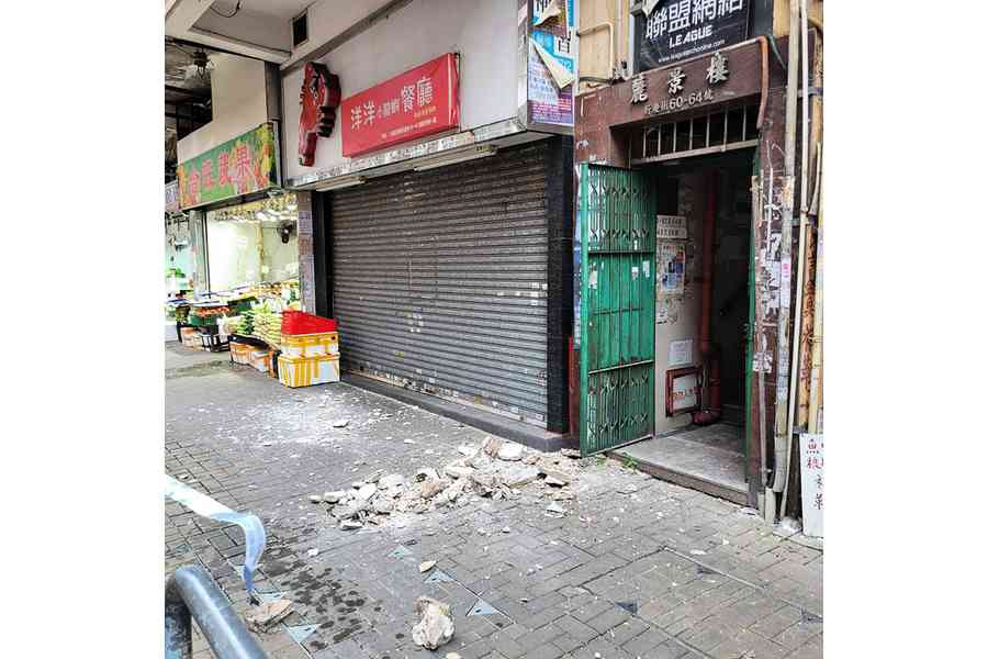 新蒲崗麗景樓塌簷篷石屎 差點擊中途人