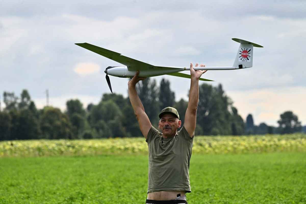 2023年8月11日，一名員工手持烏克蘭國產名為「懲罰者」的可重複使用空襲無人機，在基輔地區進行測試。（Sergei SUPINSKY / AFP）