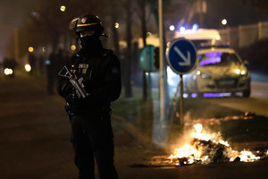 法數千人抗議警察羞辱非裔 暴徒燒車搶劫