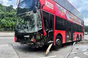 巴士司機調整倒後鏡失事 撞毀路牌燈柱