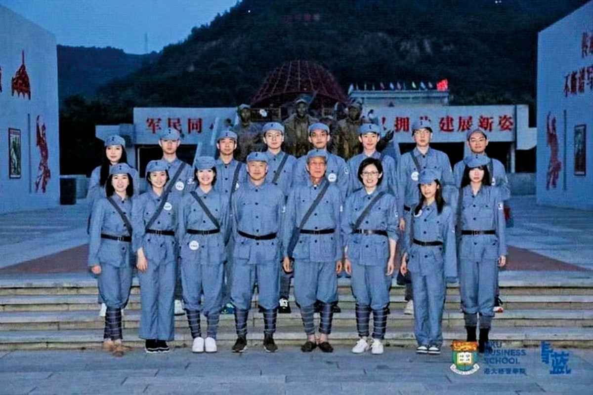 2023年8月10日至14日，在港大經管學院舉辦的「香港大學新青年領袖營」活動中，參加者穿上八路軍軍服拍照。（香港大學北京中心圖片）