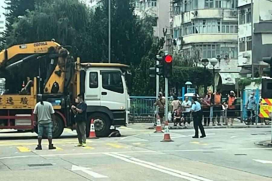 深水埗老翁捱吊臂車撞捲車底 險遭輾過