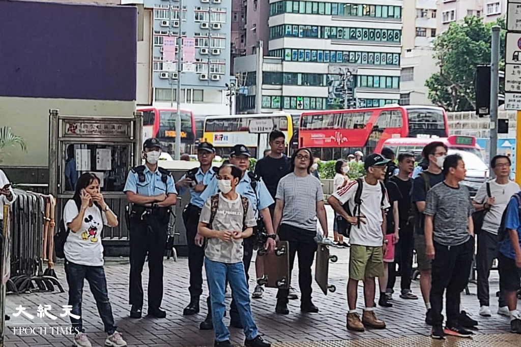 數十名警員在太子站及附近戒備。（鄭兆東／大紀元）