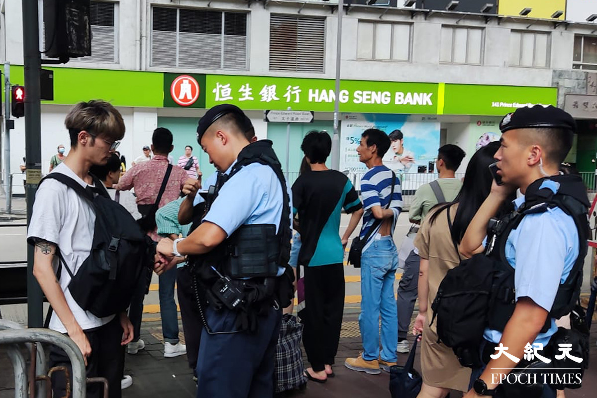 有市民在太子站外被截查。（鄭兆東／大紀元）