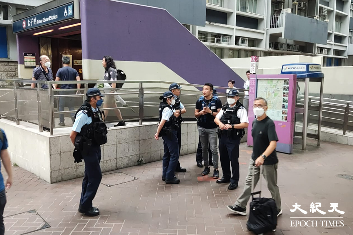 數十名警員在太子站及附近戒備。（鄭兆東／大紀元）