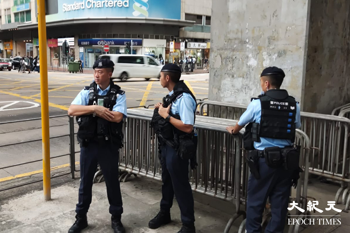 數十名警員在太子站及附近戒備。（鄭兆東／大紀元）