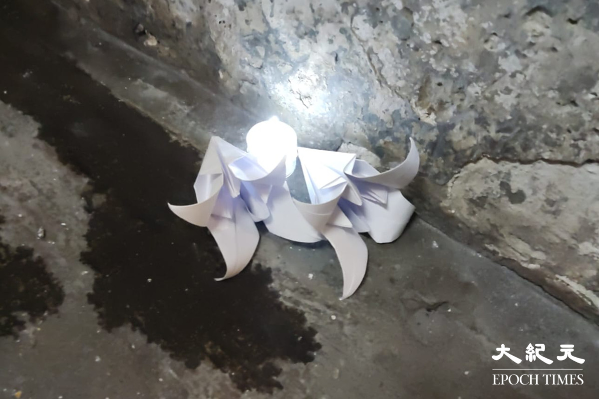 有人在太子站附近擺放紙制白花及蠟燭。（林建翔／大紀元）