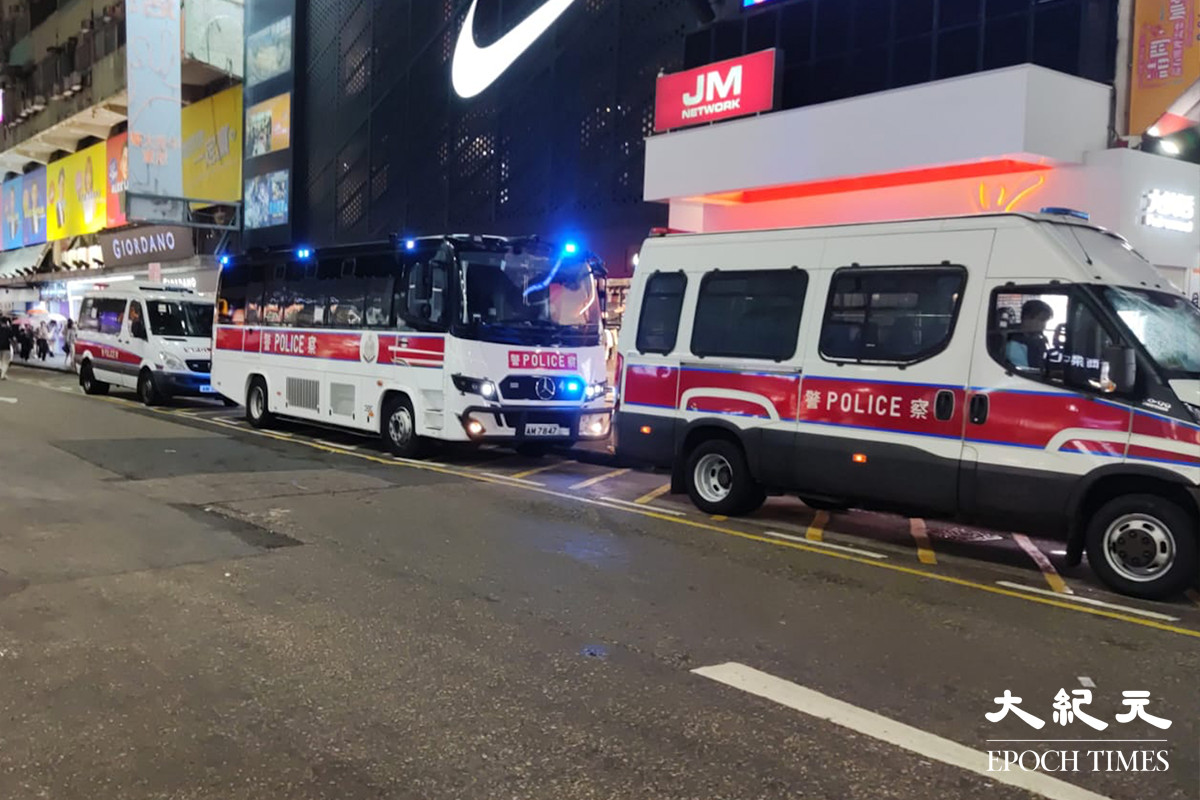 現場停泊多輛警車。（鄭兆東／大紀元）
