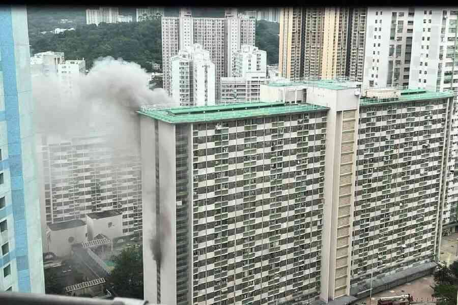 【有片】大窩口邨單位起火 濃煙籠罩大廈