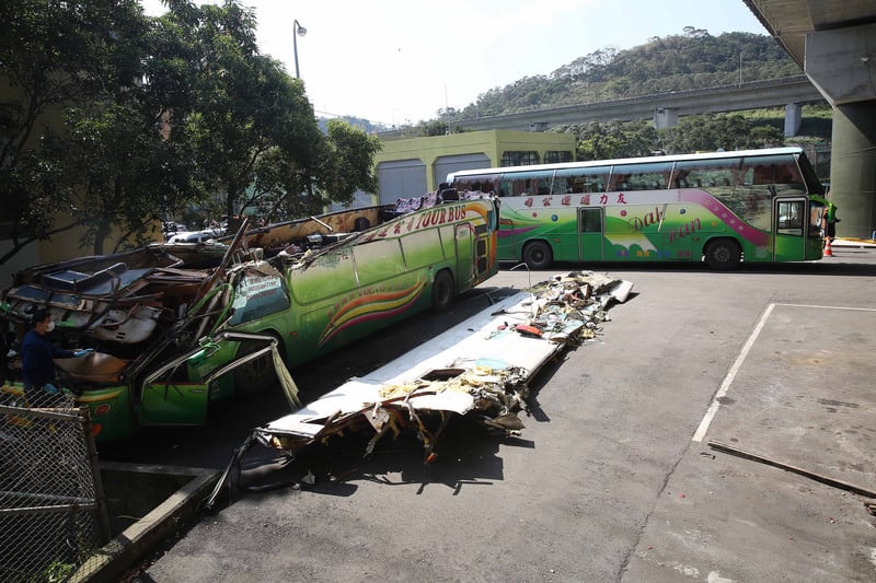 旅遊巴車身毀損嚴重 檢調派同款車勘驗
