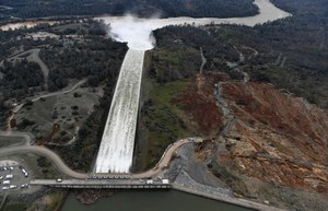 數萬加州居民滯留避難所 水壩威脅減輕