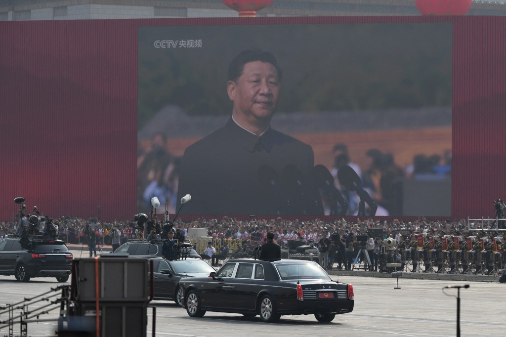 圖為2019年10月1日，中共奪取政權70周年，在北京天安門廣場，中共最高領導人習近平開始在車上檢閱部隊。（GREG BAKER / AFP）