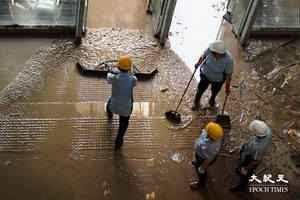 黃大仙中心遍佈泥濘 工人正在清理