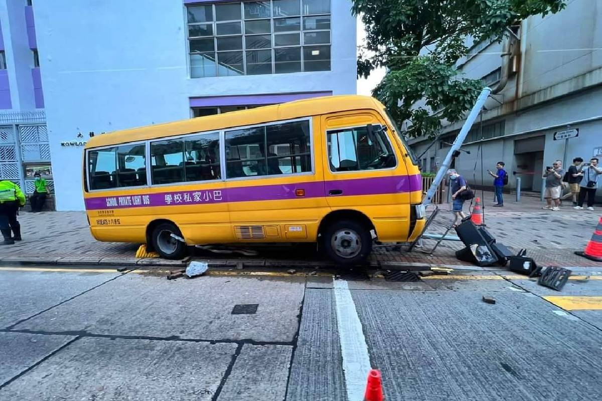 長沙灣校巴剷行人路撞交通燈，車頭被卡起。（香港突發報料區FB）