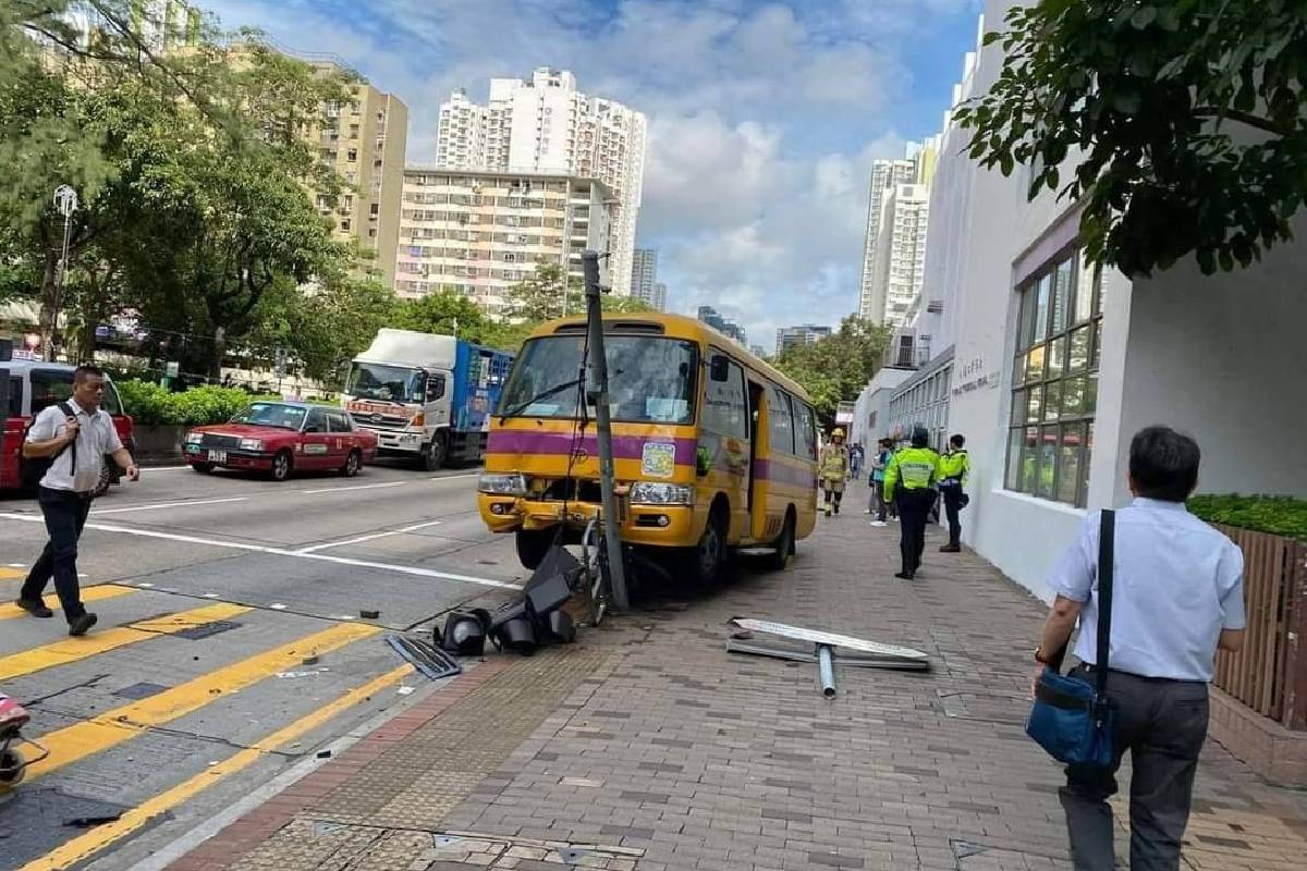 長沙灣校巴剷行人路撞交通燈，車頭被卡起。（香港突發報料區FB）